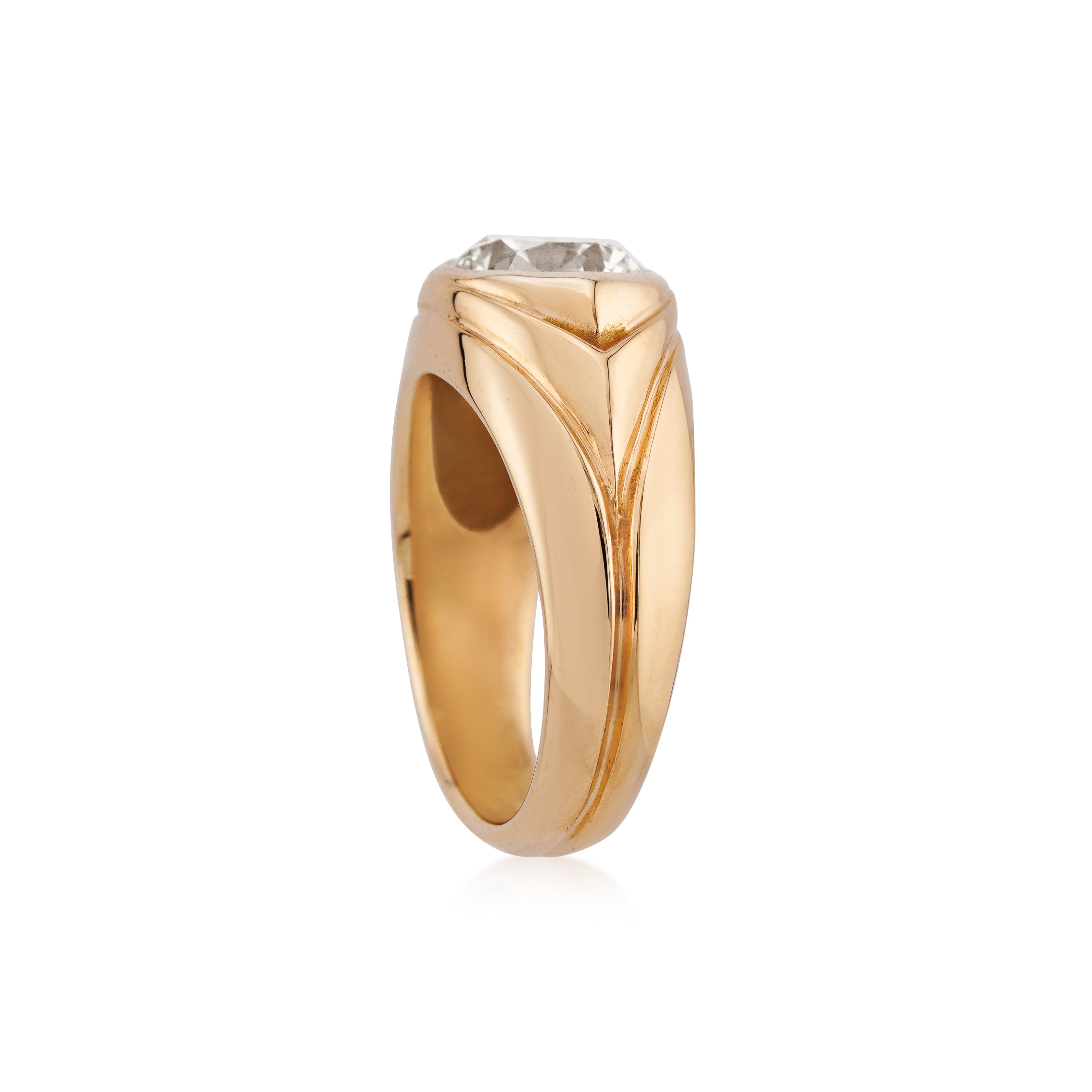 18kt yellow gold round diamond ring, side view on white background