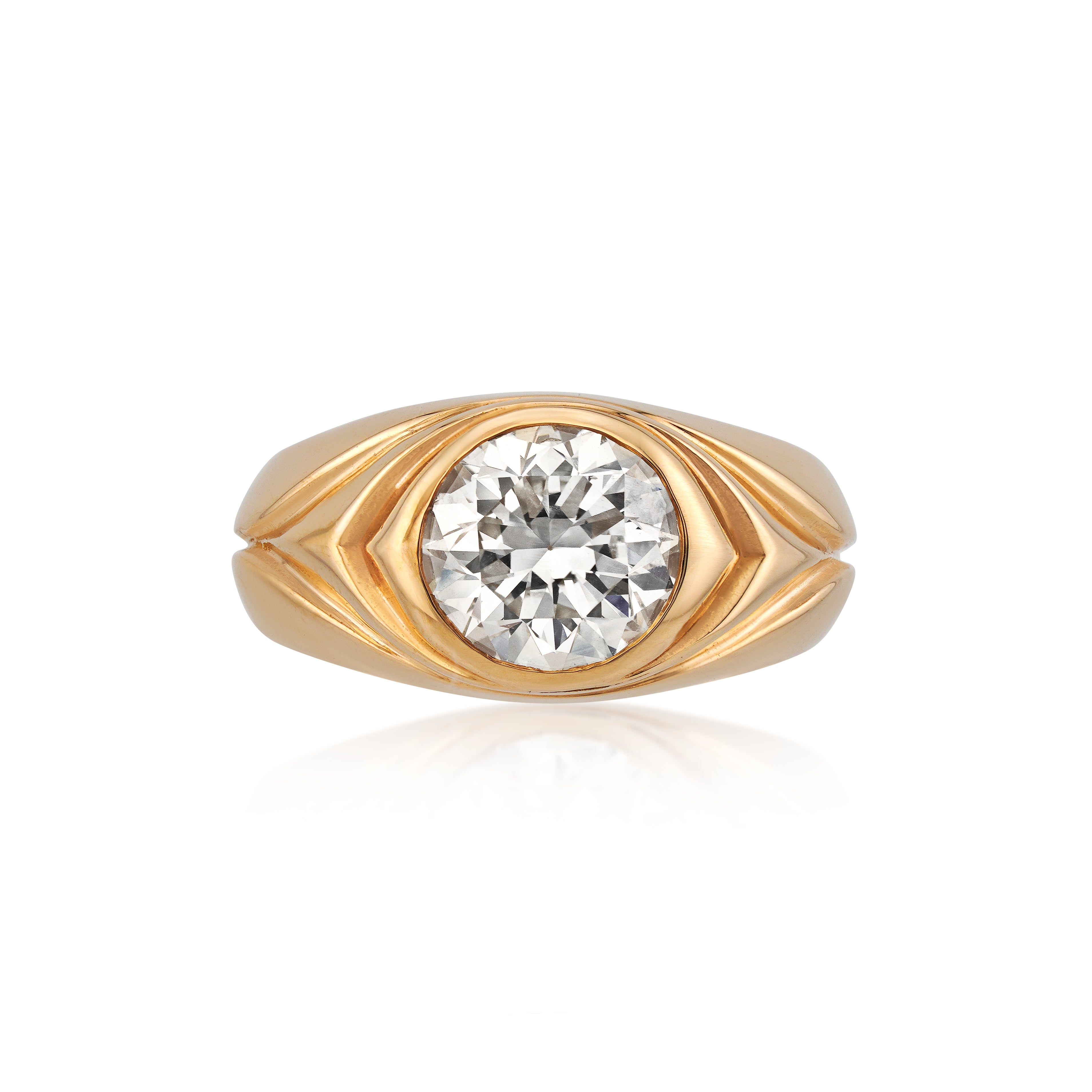 18kt yellow gold round diamond vintage ring on white background